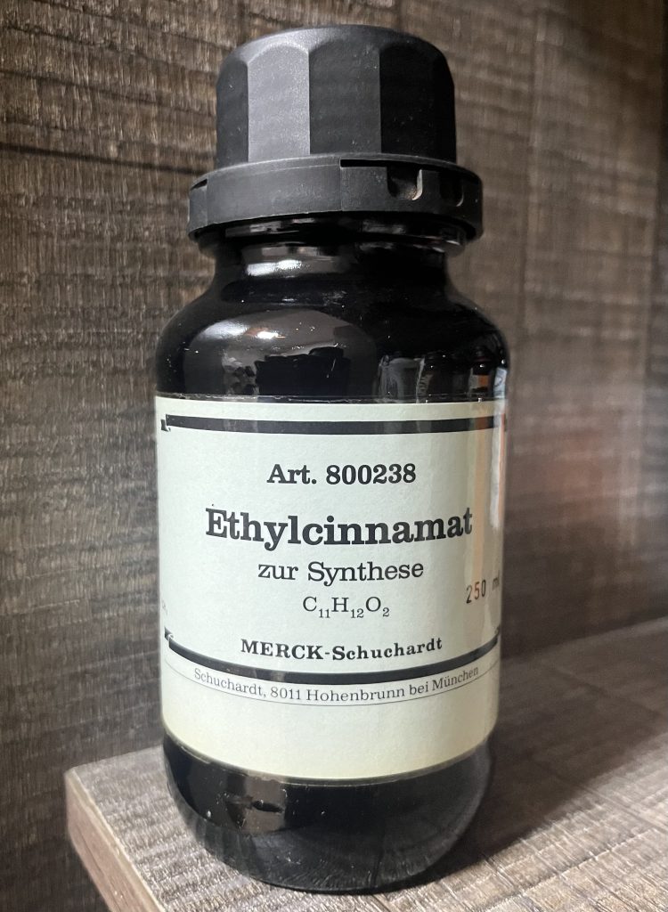 Ethyl cinnamate for synthesis